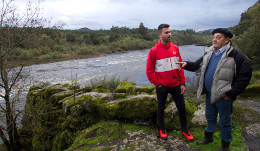 José Manuel Camiña (D) transmite os seus conhecimentos da arte milenar da pesca com 